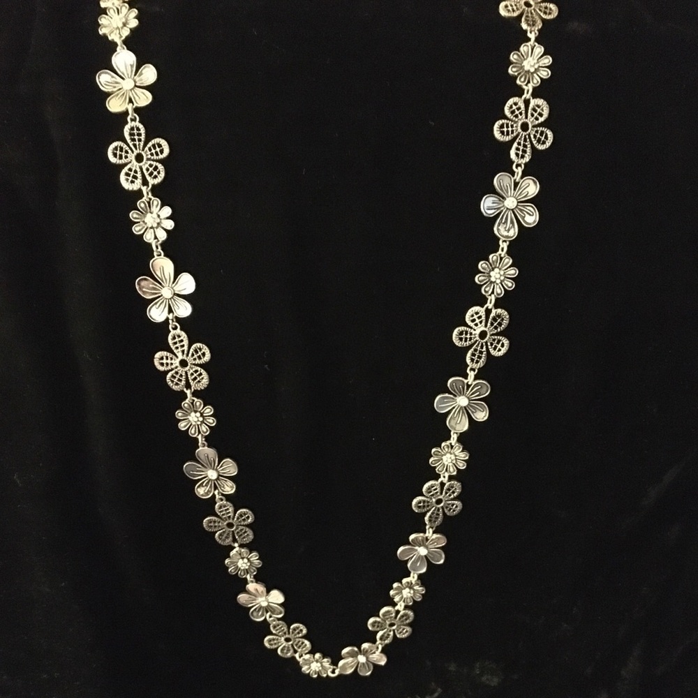 Beautiful Flower Necklace in Silver Tone